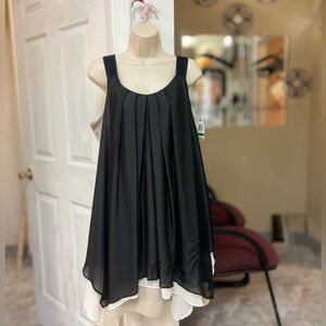 Alfani Black and White Sleeveless Pleated Top. SZ L. NWT.